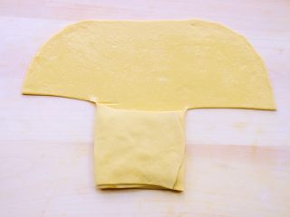 【蒸】南瓜千层饼,然后按照左下角向右中折叠，右下向左中折叠，再向上折叠的顺序重复折叠。