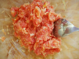 冬瓜新吃之不一样的冬瓜汆丸子,将肉馅搅拌均匀
