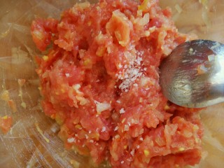 冬瓜新吃之不一样的冬瓜汆丸子,加入少许的盐给肉馅一个底味