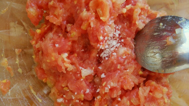 冬瓜新吃之不一样的冬瓜汆丸子,加入少许的盐给肉馅一个底味