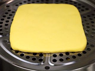 【蒸】南瓜千层饼,放蒸锅进行二发至1.5--2倍大，隔水蒸20分钟左右，即可。
