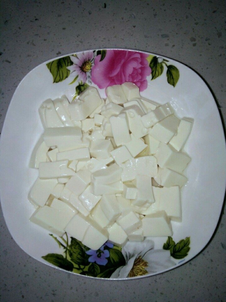 家常风味豆腐,半盒豆腐，切小块。