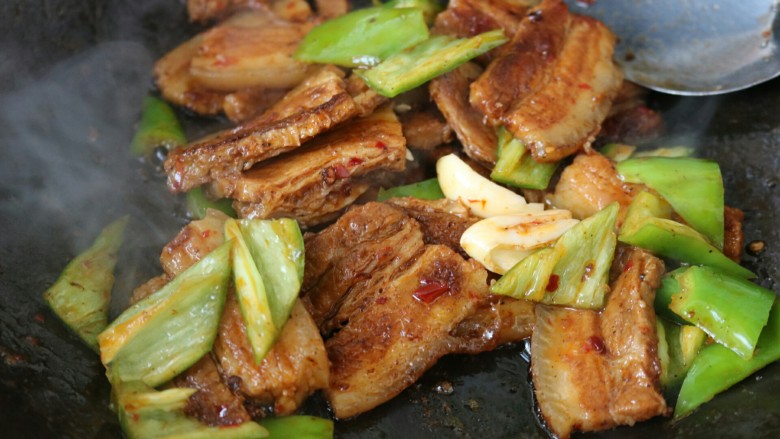 ≈超下饭豆瓣回锅肉≈,再加入青椒和<a style='color:red;display:inline-block;' href='/shicai/ 2794'>大蒜</a>翻炒