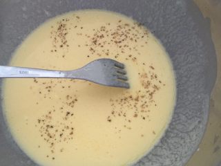 法式guiche罗汉娜塔,鸡蛋加牛奶加淡奶油打撒，加入盐和胡椒。