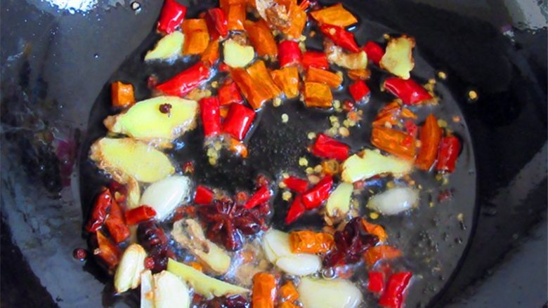 小乌龟便当,热锅热油炝一下锅，辣椒大蒜头味道炝出即可，可以把辣椒等大料捞出，也可以不捞，热油留在锅内