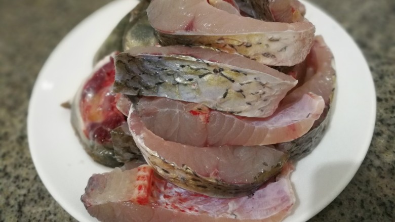 私房鱼块〈草鱼〉+春意绿,将草鱼请洗干净鱼腮和鱼鳞，尤其是鱼肚子里的黑色膜一定要去除。