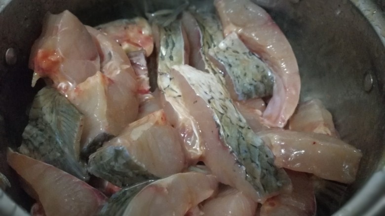 私房鱼块〈草鱼〉+春意绿,如图所示加入调味品腌制好的鱼块
