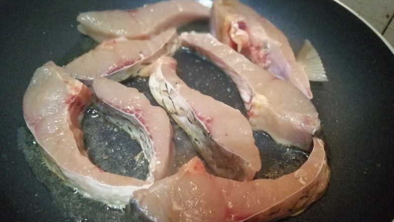 私房鱼块〈草鱼〉+春意绿,冷锅倒入少许油放入鱼块煎