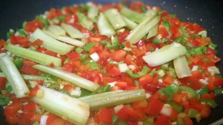 私房鱼块〈草鱼〉+春意绿,锅里倒入少许油把切好的辣椒葱姜蒜粒还有芹菜炒香。