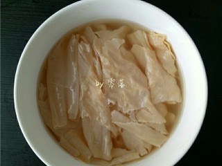 笋片火腿汤,腐竹用清水浸泡至发软；