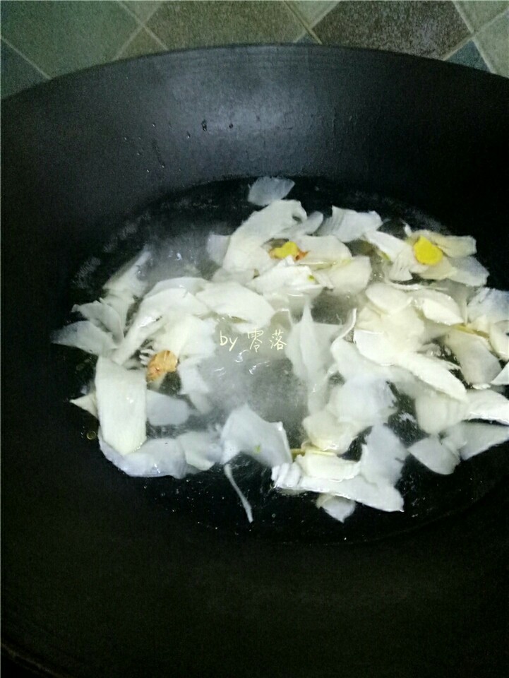 笋片火腿汤,放入笋片煮10分钟左右；