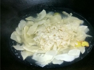 笋片火腿汤,放入腐竹煮2分钟左右；