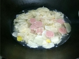 笋片火腿汤,放入火腿肠煮3分钟左右；