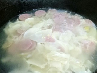 笋片火腿汤,调入适量盐，搅拌均匀；