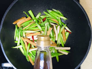 杂炒蔬菜,看见芦笋恹恹缩水后，淋入香油提香