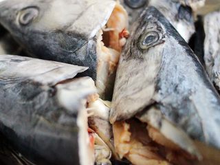 鱼头锅片片#烟台特色#,鲅鱼头洗净备用……