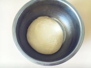 呆萌龙猫小面包,主面团制作：除黄油外主面团所有用料混合，加入烫种面，揉成光滑面团静置20分钟。