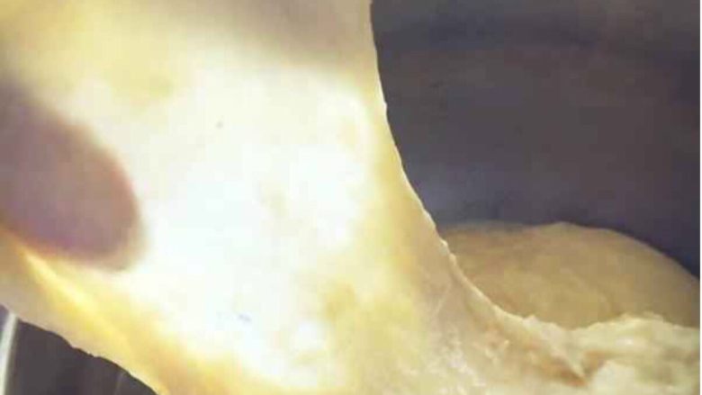 呆萌龙猫小面包,加软化黄油将面团揉至扩展阶段，可以拉出膜，常温发酵3小时左右。