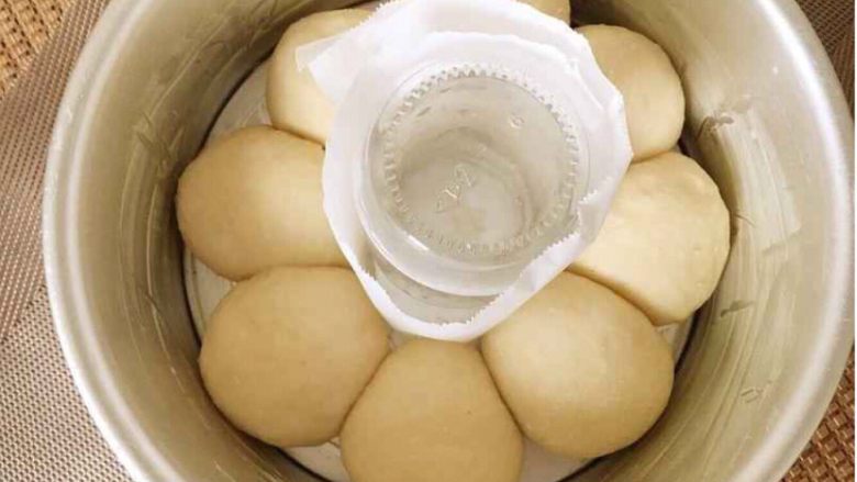 呆萌龙猫小面包,8个小面团揉搓成小圆球排入模具中发酵。