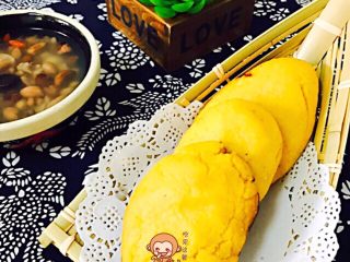 鱼头锅片片#烟台特色#,金灿灿的玉米玉米饼子也做好喽……