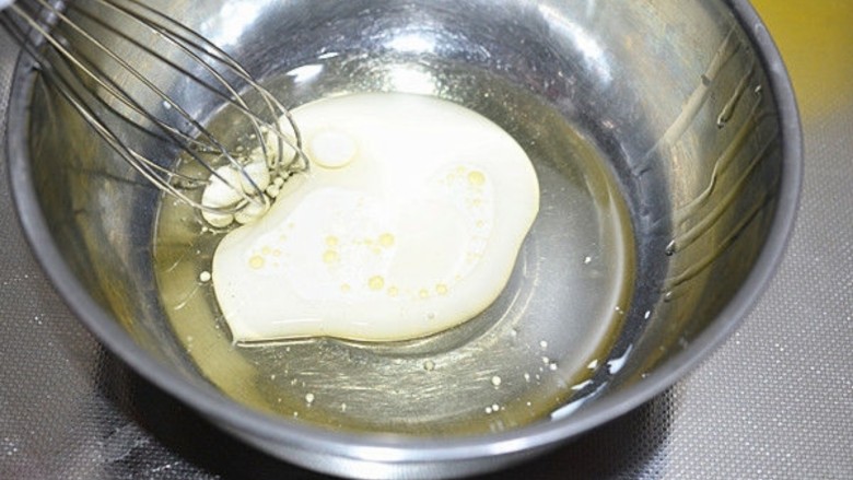 草莓奶油蛋糕卷,  玉米油中加入牛奶，搅拌均匀。
