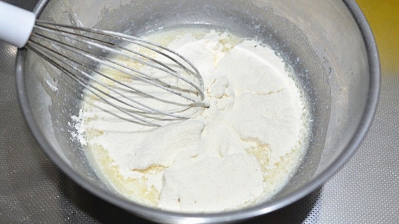 草莓奶油蛋糕卷, 加入过筛后的低筋面粉，用手抽画一字搅拌混合均匀。
