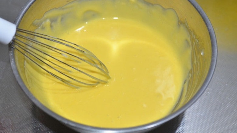 草莓奶油蛋糕卷, 加入蛋黄，用手抽画一字搅拌均匀蛋黄糊就做好了。