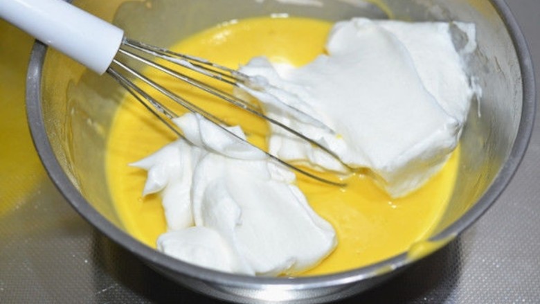 草莓奶油蛋糕卷,混合面糊时开始预热烤箱至170度，将1/3的蛋白霜放入蛋黄糊中，用手抽画一字快速拌匀。

