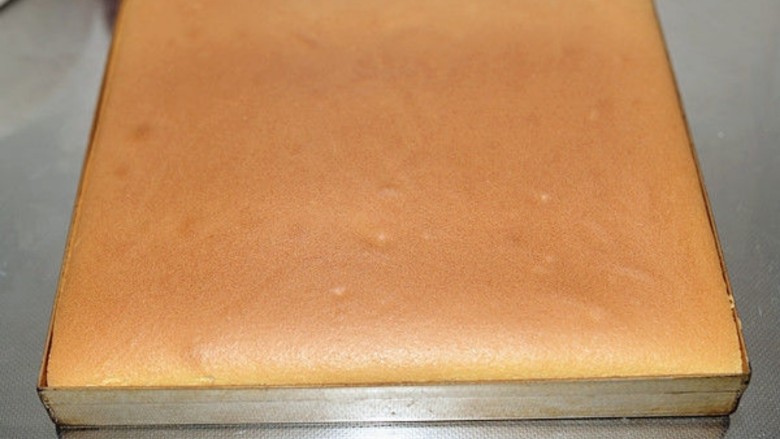 草莓奶油蛋糕卷,烤好立即取出，用脱模刀沿模具四周划一圈。
