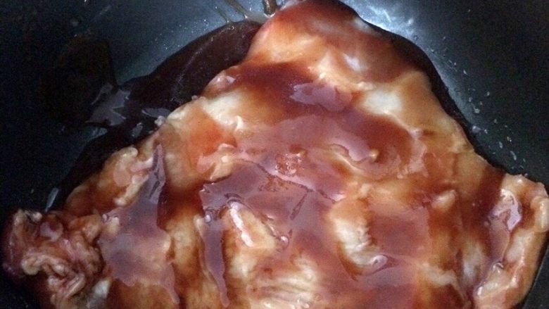 叉烧,把猪颈肉放进锅内，按下按钮煮十分钟后，再翻过来煮十分钟，煮好后不要马上打开锅盖，让它再焖五分钟即可
