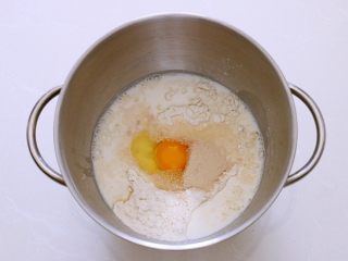 牛奶小面包,除黄油外的全部材料放入厨师机内桶。