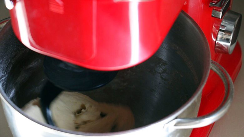 牛奶小面包,先揉10分钟，把面团揉至扩展阶段。