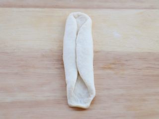 牛奶小面包,擀成牛舌状，如图折叠，底部压薄。