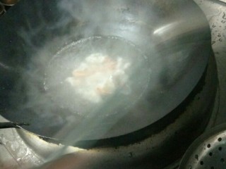 芙蓉虾,锅中水烧开，把虾汆熟