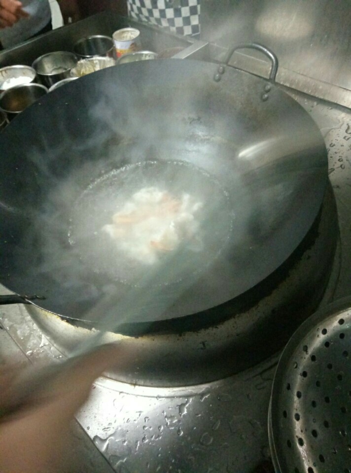 芙蓉虾,锅中水烧开，把虾汆熟