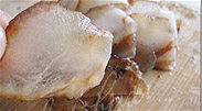 腊肉炒蕨菜,泡软的腊肉尽可能地切成薄片；