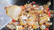 腊肉炒蕨菜,保持小火炒到腊肉已经变得金黄透明；