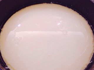 豆腐花,将过滤好的豆浆倒入电饭锅内，开启电饭锅保温（豆浆温度保持在70-85度左右，如果不好测量，可以先将豆浆烧开，关闭电源静置10分钟左右，然后再开启保温开关），加入3g葡萄糖酸内酯，快速搅拌均匀，用漏勺撇去泡沫，加盖静置10-15分钟左右，美味的豆腐花就好了。