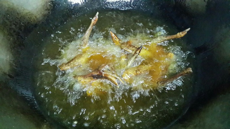 脆皮乳鸽拼炸山蝎,菜品拓展脆皮乳鸽拼炸山蝎。把腌好的乳鸽用油炸熟