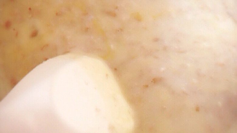紫薯燕麦粥,搅拌，鸡蛋随着燕麦粥的温度也熟了