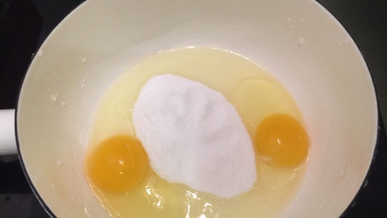 鸡蛋面包,鸡蛋＋细砂糖拌匀