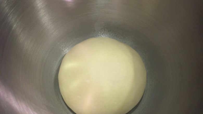 鸡蛋面包,将面团整型搓圆，直接放入厨师机桶内，盖上热毛巾（室温18度），进行一发