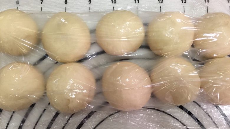 鸡蛋面包,将面团平均分成9份（忘了模具是9个，多分出了1个），盖上保鲜膜静置20分钟