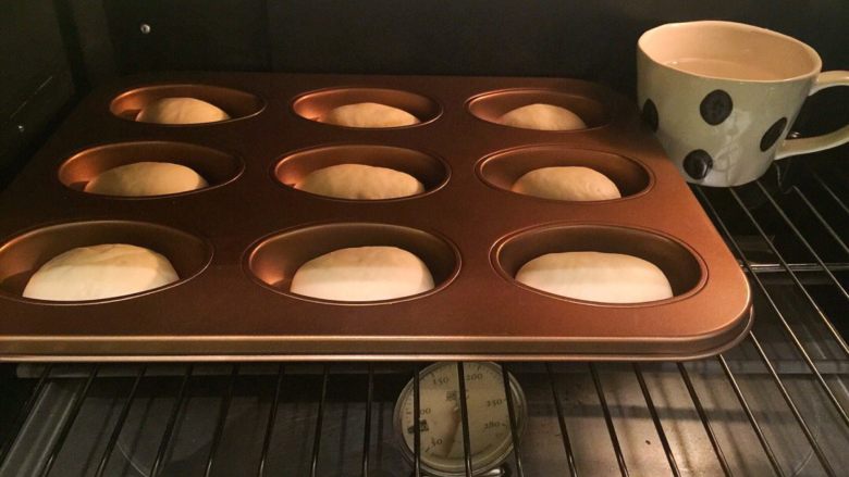 鸡蛋面包,将所有鸡蛋面包放入模具内，烤箱启动发酵功能，放一碗热水，进行二发50-60分钟