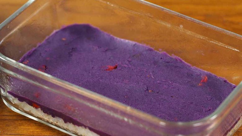 紫薯糯米糕,紫薯馅放在糯米饭上,同样用勺子抹平，厚度随意，厚点儿更香甜好吃。