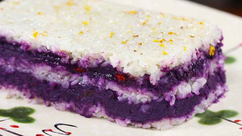 紫薯糯米糕,盖上盖子，盖上保鲜膜，密封，放冰箱冷藏1-2个小时。