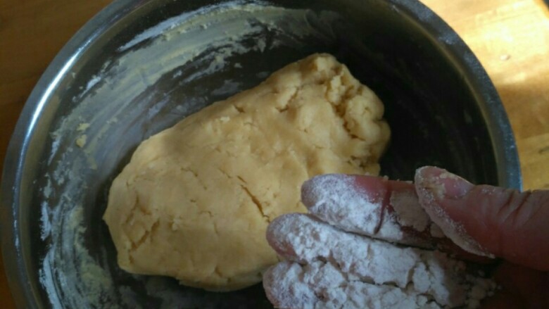 无秤咸味芝士饼干,使劲揉面，另取一小撮面粉，擦盆四周。