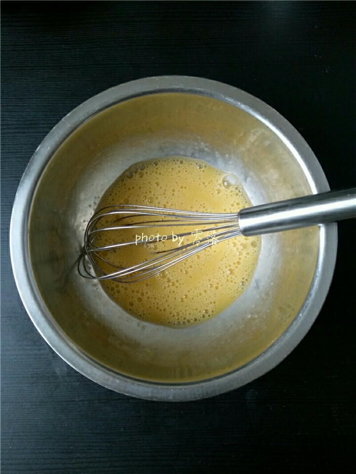 棒棒糖蛋糕,全蛋液用手动打蛋器搅拌均匀；