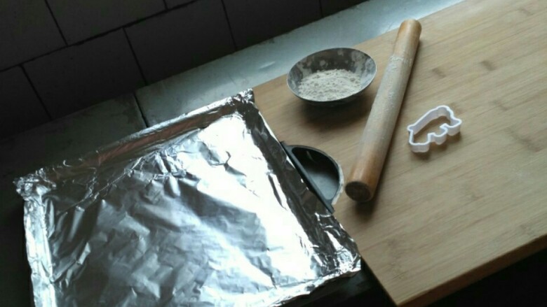 无秤咸味芝士饼干,准备面板，擀面杖，少许面粉，模具。在烤盘中铺好锡纸，放在面板附近。