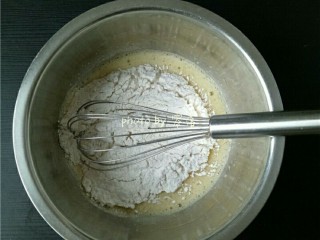 棒棒糖蛋糕,筛入低筋面粉、无铝泡打粉；
